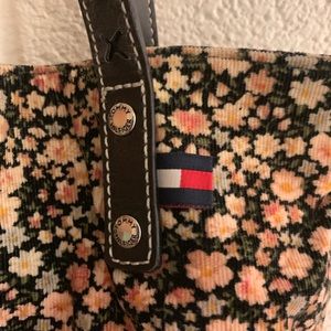 Cute Tommy Hilfiger Purse with flowers